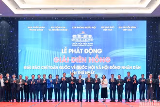 Các đại biểu chụp ảnh lưu niệm tại lễ phát động Giải Diên Hồng ngày 27/12/2022. (Ảnh: DUY LINH)