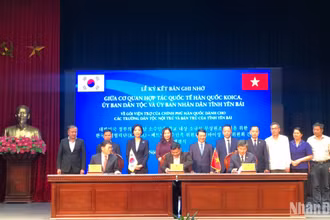 Đại diện KOICA Việt Nam, Ủy ban Dân tộc và tỉnh Yên Bái ký kết Bản ghi nhớ về gói viện trợ không hoàn lại của Chính phủ Hàn Quốc. (Ảnh: VIẾT TÔN)