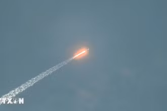 Tên lửa Falcon 9 mang theo các vệ tinh Starlink được phóng từ Trung tâm Vũ trụ Kennedy, bang Florida, Mỹ ngày 27/2/2023. (Ảnh: AFP/TTXVN) 