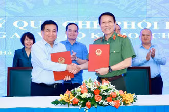 Bộ trưởng Kế hoạch và Đầu tư Nguyễn Chí Dũng và Bộ trưởng Công an Lương Tam Quang tại Lễ ký Quy chế phối hợp giữa hai cơ quan.