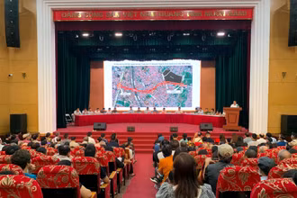 Người dân tham dự hội nghị thông báo về kế hoạch thu hồi đất thực hiện dự án đầu tư xây dựng đường Vành đai 2,5 tại quận Thanh Xuân.