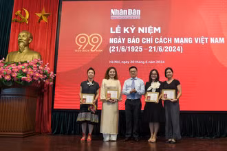 Đồng chí Lê Quốc Minh, Ủy viên Trung ương Đảng, Tổng Biên tập Báo Nhân Dân, Phó Trưởng Ban Tuyên giáo Trung ương, Chủ tịch Hội Nhà báo Việt Nam trao Kỷ niệm chương “Vì sự nghiệp Báo chí Việt Nam” cho các hội viên thuộc Liên chi hội Nhà báo Báo Nhân Dân. (Ảnh: THẾ ĐẠI)