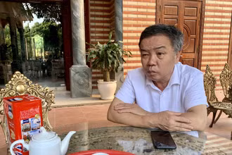 Ông Trần Đình Giao, Chủ tịch Hội đồng quản trị Công ty cổ phần Dịch vụ tang lễ Hoàng Long bị bắt về tội “Làm giả tài liệu của cơ quan, tổ chức”.