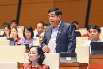 Bộ trưởng Kế hoạch và Đầu tư Nguyễn Chí Dũng tham gia giải trình một số vấn đề đại biểu Quốc hội nêu trong phiên chất vấn và trả lời chất vấn chiều 3/11. Ảnh: DUY LINH