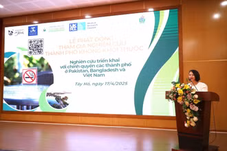 PGS, TS Lê Thị Thanh Hương, Phó Hiệu trưởng Trường đại học Y tế công cộng phát biểu tại lễ phát động. 