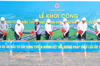 Các đại biểu thực hiện động thổ khởi công dự án đầu tư xây dựng tuyến đường kết nối Pháp Vân - Cầu Giẽ với đường Vành đai 3.