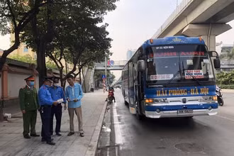 Lực lượng chức năng kiểm tra xe khách trên đường Quang Trung, quận Hà Đông, Hà Nội.