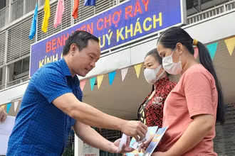 Trao hỗ trợ cho gia đình 2 công nhân bị bỏng đang điều trị tại Bệnh viện Chợ Rẫy.