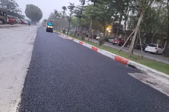 Sau khi được nhà thầu thực hiện thi công hoàn trả mặt bằng, mặt đường phố Vạn Hạnh đã êm thuận hơn.