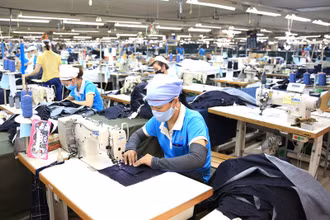 Hà Nội yêu cầu tăng cường quan tâm hỗ trợ doanh nghiệp hơn nữa. (Trong ảnh: Sản xuất hàng may mặc tại một doanh nghiệp có chi bộ trực thuộc Đảng bộ các khu công nghiệp và chế xuất Hà Nội)