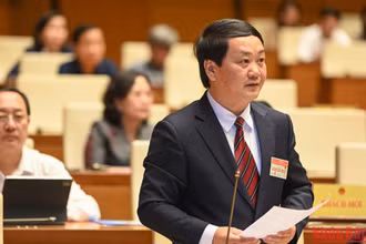 Bộ trưởng, Chủ nhiệm Ủy ban Dân tộc Hầu A Lềnh giải trình, làm rõ một số vấn đề đại biểu Quốc hội nêu trong phiên họp sáng 28/10. (Ảnh: DUY LINH)