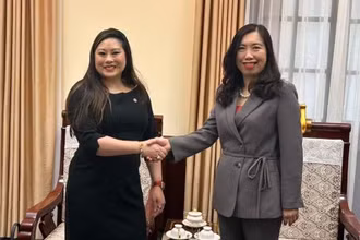 Thứ trưởng Ngoại giao Lê Thị Thu Hằng tiếp bà Caroline D. Phạm, Ủy viên Ủy ban Giao dịch Hàng hóa Tương lai Hoa Kỳ.