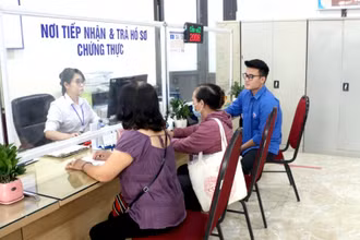 Việc bồi dưỡng, cập nhật kiến thức sẽ giúp nâng cao chất lượng đội ngũ cán bộ tại quận Tây Hồ, góp phần phục vụ người dân, doanh nghiệp tốt hơn. (Trong ảnh: Người dân làm thủ tục tại bộ phận "Một cửa" phường Thuỵ Khuê, quận Tây Hồ).