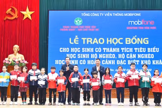 Trao học bổng cho học sinh nghèo hiếu học thành phố Vĩnh Yên.