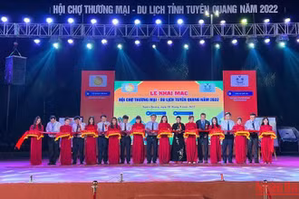 Các đại biểu cắt băng khai mạc Hội chợ.