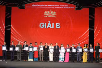 Trao cúp và chứng nhận cho các tác giả đoạt giải B. (Ảnh: DUY LINH)