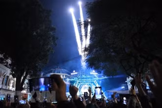 Màn bắn pháo bông tầm thấp chào Năm mới 2023 tại Quảng trường Cách mạng Tháng Tám lúc 0 giờ. (Ảnh: TTXVN)