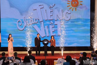 Các đại biểu ấn nút khởi động chương trình truyền hình "Chào tiếng Việt".