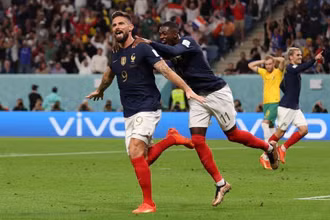Tiền đạo Olivier Giroud (Pháp) ăn mừng bàn thắng vào lưới tuyển Australia. (Ảnh: Reuters)