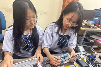 Nhóm tác giả trong quá trình hoàn thiện chiếc đồng hồ.