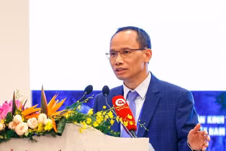 TS Cấn Văn Lực, Chuyên gia Kinh tế trưởng Ngân hàng BIDV trình bày tham luận tại Phiên toàn thể chiều 19/9. (Ảnh: DUY LINH)