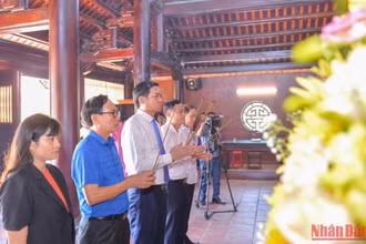 Các đại biểu dâng hương, dâng hoa tưởng niệm cố Tổng Bí thư Lê Hồng Phong. (Ảnh: Thành Cường)