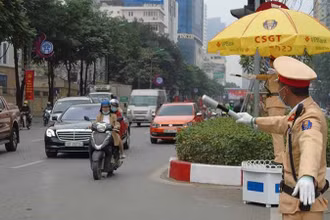 Lực lượng chức năng thực hiện điều chỉnh tổ chức giao thông phục vụ Chương trình nghệ thuật "Rực rỡ Thăng Long 2025".