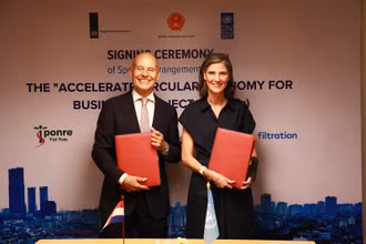 Đại sứ Vương quốc Hà Lan tại Việt Nam Kees van Baar và Trưởng đại diện thường trú UNDP tại Việt Nam Ramla Khalidi tại Lễ ký kết. 