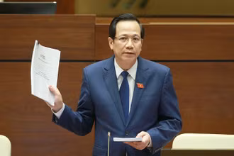 Bộ trưởng Lao động-Thương binh và Xã hội Đào Ngọc Dung là thành viên Chính phủ đầu tiên đăng đàn trả lời chất vấn tại kỳ họp này. (Ảnh: VGP)