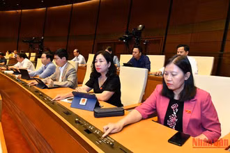 Quốc hội biểu quyết thông qua Nghị quyết về phân bổ ngân sách trung ương năm 2023 trong phiên họp chiều 11/11. (Ảnh: THỦY NGUYÊN)