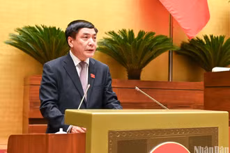 Tổng Thư ký Quốc hội, Chủ nhiệm Văn phòng Quốc hội Bùi Văn Cường trình bày báo cáo thẩm tra tại phiên chất vấn sáng 6/11. (Ảnh: DUY LINH)