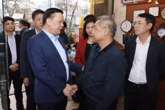 Bí thư Thành ủy Hà Nội Đinh Tiến Dũng trò chuyện với người dân trong diện giải phóng mặt bằng phục vụ Dự án đường Vành đai 4 tại phường Yên Nghĩa, quận Hà Đông.