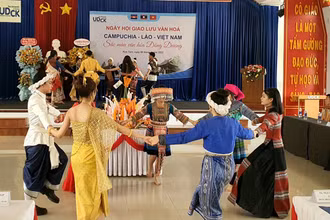 Các lưu học sinh trình diễn tiết mục múa “Vũ điệu đoàn kết”.