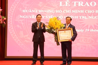 Chủ tịch nước Võ Văn Thưởng trao Huân chương Hồ Chí Minh tặng đồng chí Phạm Quang Nghị. 