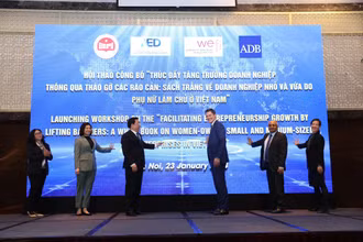 Các đại biểu thực hiện nghi thức công bố Sách Trắng về doanh nghiệp nhỏ và vừa do phụ nữ làm chủ ở Việt Nam.