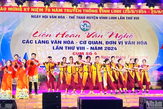 Tiết mục biểu diễn của xã Vĩnh Lâm, huyện Vĩnh Linh trong tại liên hoan văn nghệ tối 7/7. (Ảnh: ĐĂNG KHOA)