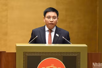 Bộ trưởng Giao thông vận tải Nguyễn Văn Thắng trình bày Tờ trình về việc điều chỉnh chủ trương đầu tư Dự án Cảng hàng không quốc tế Long Thành. (Ảnh: DUY LINH)