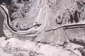 Vỡ sông băng dẫn tới lở tuyết tại khu vực thuộc bang Uttarakhand, miền Bắc Ấn Độ. (Nguồn: ndtv.com)