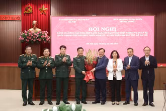 Lãnh đạo Thành ủy Hà Nội tặng hoa chúc mừng lãnh đạo Bộ Quốc phòng nhân kỷ niệm 79 năm thành lập Quân đội nhân dân Việt Nam.