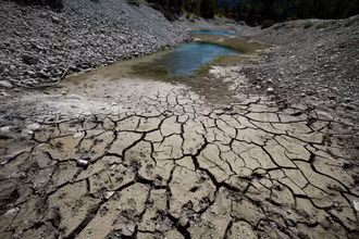 Đất đai nứt nẻ và khô cằn bên bờ hồ Le Broc, Pháp, ngày 5/8/2022. (Ảnh: Reuters)