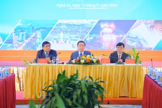 Phó Thủ tướng Chính phủ Trần Hồng Hà, Bộ trưởng Kế hoạch và Đầu tư Nguyễn Chí Dũng và Bí thư Tỉnh ủy Nghệ An Thái Thanh Quý điều hành hội nghị.