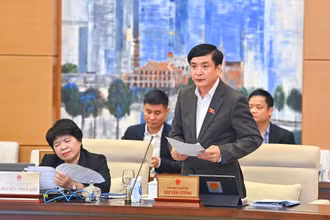 Tổng Thư ký Quốc hội, Chủ nhiệm Văn phòng Quốc hội Bùi Văn Cường trình bày dự kiến Chương trình giám sát năm 2024 của Quốc hội, Ủy ban Thường vụ Quốc hội. (Ảnh: DUY LINH)
