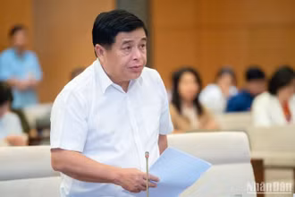Bộ trưởng Kế hoạch và Đầu tư Nguyễn Chí Dũng báo cáo tình hình thực hiện Nghị quyết số 43/2022/QH15 của Quốc hội về chính sách tài khóa, tiền tệ hỗ trợ Chương trình phục hồi và phát triển kinh tế-xã hội. (Ảnh: DUY LINH)