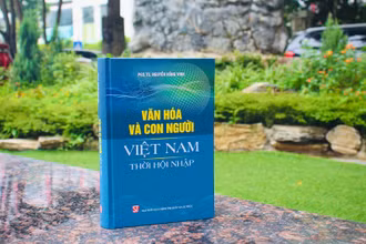 Cuốn sách “Văn hóa và con người Việt Nam thời hội nhập” của nhà báo, PGS, TS Nguyễn Hồng Vinh.