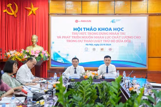 PGS, TS Nguyễn Thành Lợi - Tổng Biên tập Báo Kinh tế và Đô thị và TS Chu Mạnh Hùng, Bí thư Đảng ủy, Chủ tịch Hội đồng Trường Đại học Luật Hà Nội chủ trì hội thảo. (Ảnh: KHÁNH HUY)