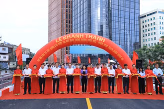 Các đại biểu cắt băng khánh thành cầu vượt chữ C tại nút Chùa Bộc-Phạm Ngọc Thạch.