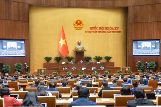 Quang cảnh phiên thảo luận tại hội trường sáng 17/2.