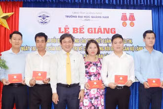 Hiệu trưởng Trường Đại học Quảng Nam Huỳnh Trọng Dương trao chứng nhận cho học viên.