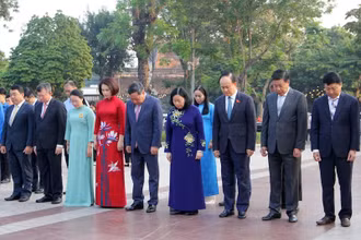Các đồng chí lãnh đạo thành phố Hà Nội thành kính tưởng nhớ lãnh tụ V.I.Lênin.