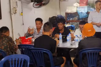 Cán bộ, nhân viên bến xe Giáp Bát phục vụ bữa ăn miễn phí cho hành khách bị kẹt lại ở bến xe.